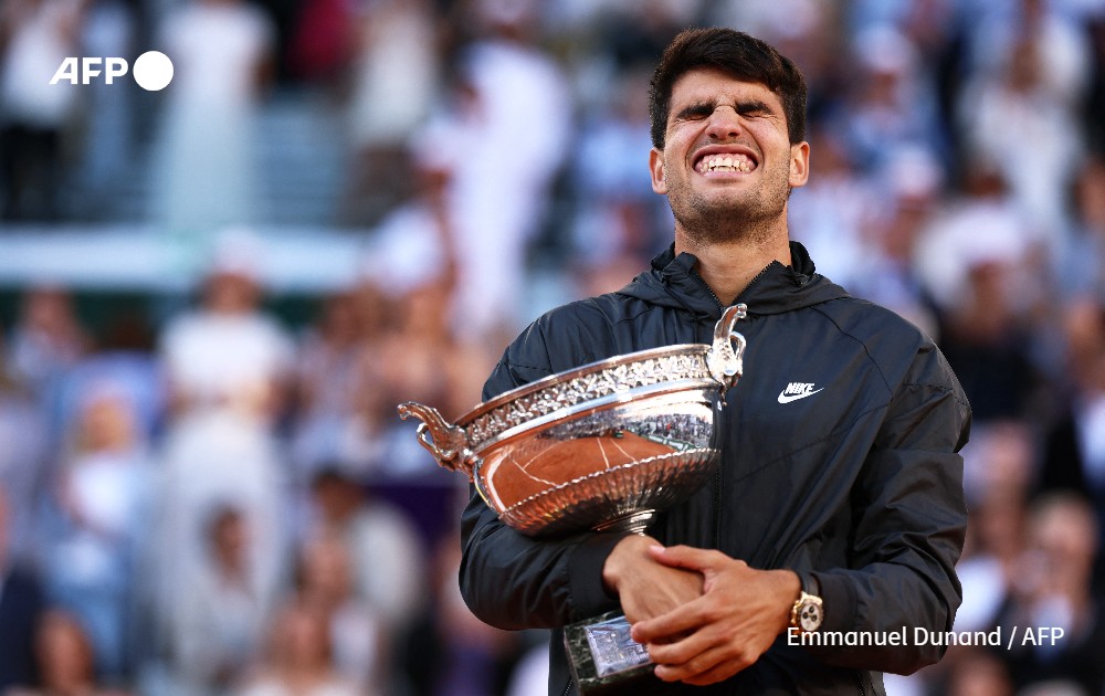 Carlos Alcaraz with his trophy