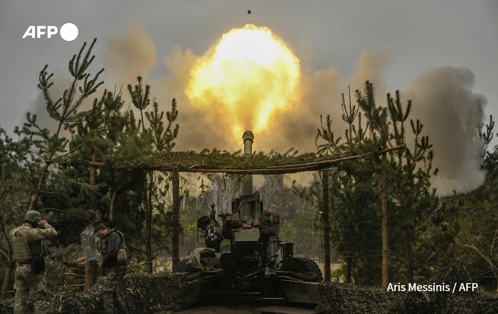 Ukrainien servicemen fire with TRF-1 155mm at Russian positions